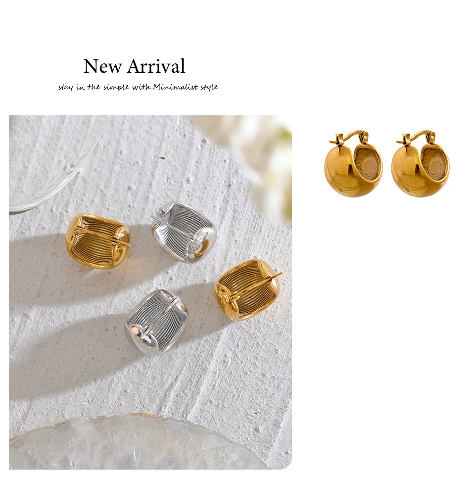 Geometric earrings in gold-plated stainless steel.
