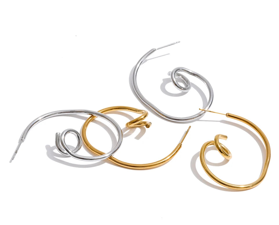 Geometric earrings in gold-plated stainless steel.