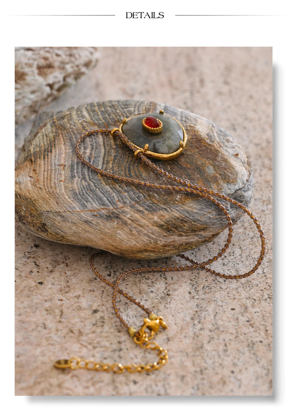 Natural stone geometric necklace in gold-plated stainless steel with natural stone.