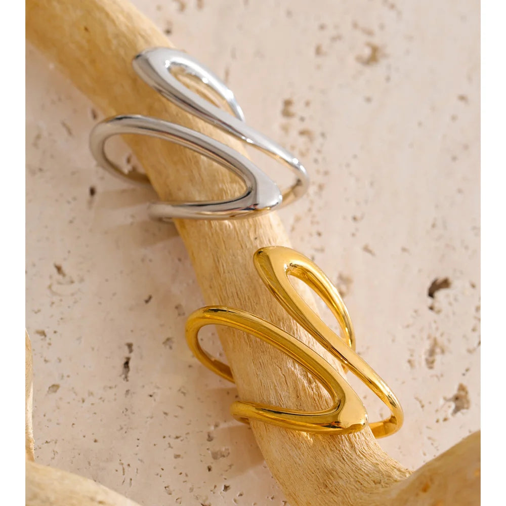 Minimalist geometric ring in gold-plated stainless steel.