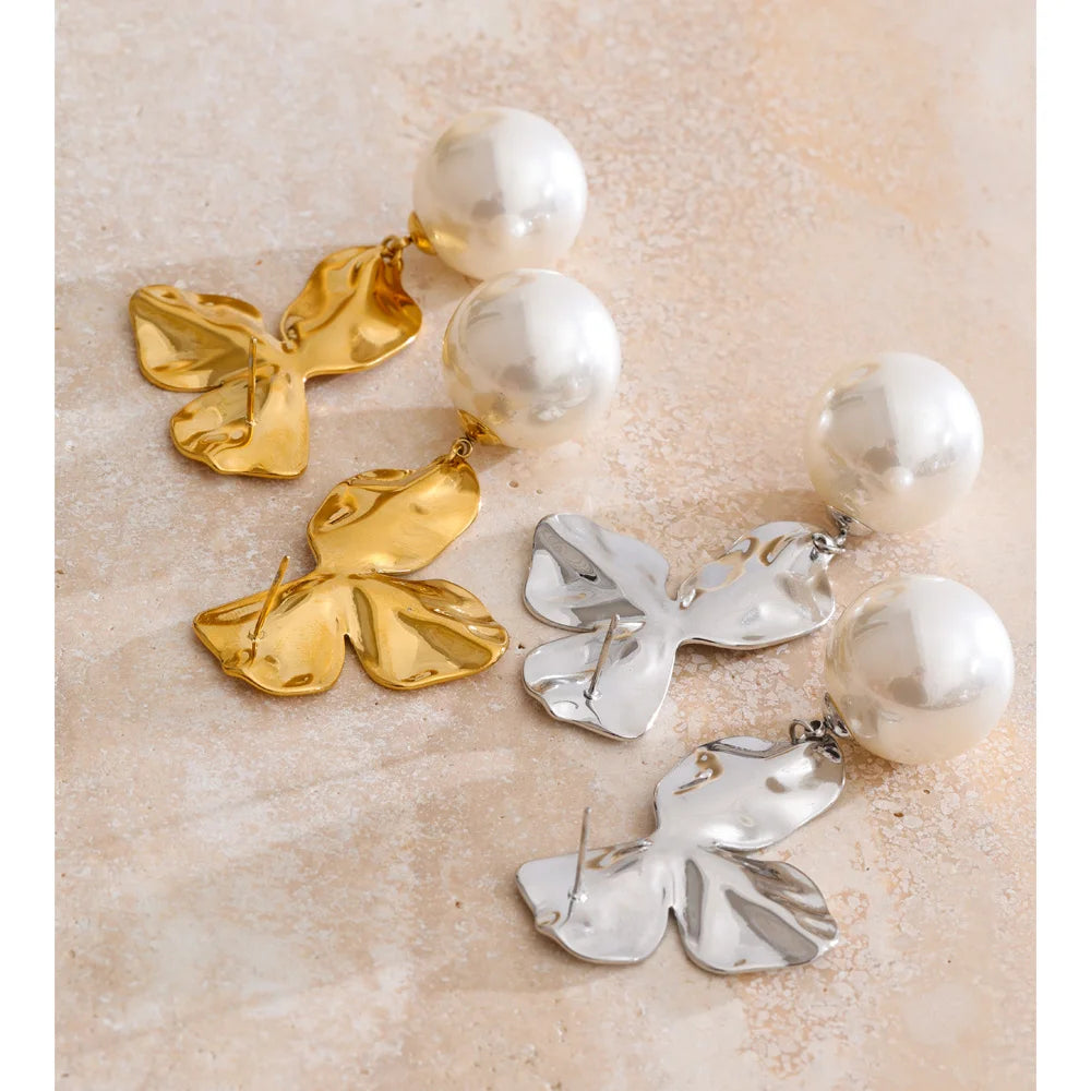 Pearl flower earrings in gold-plated stainless steel with pearl.