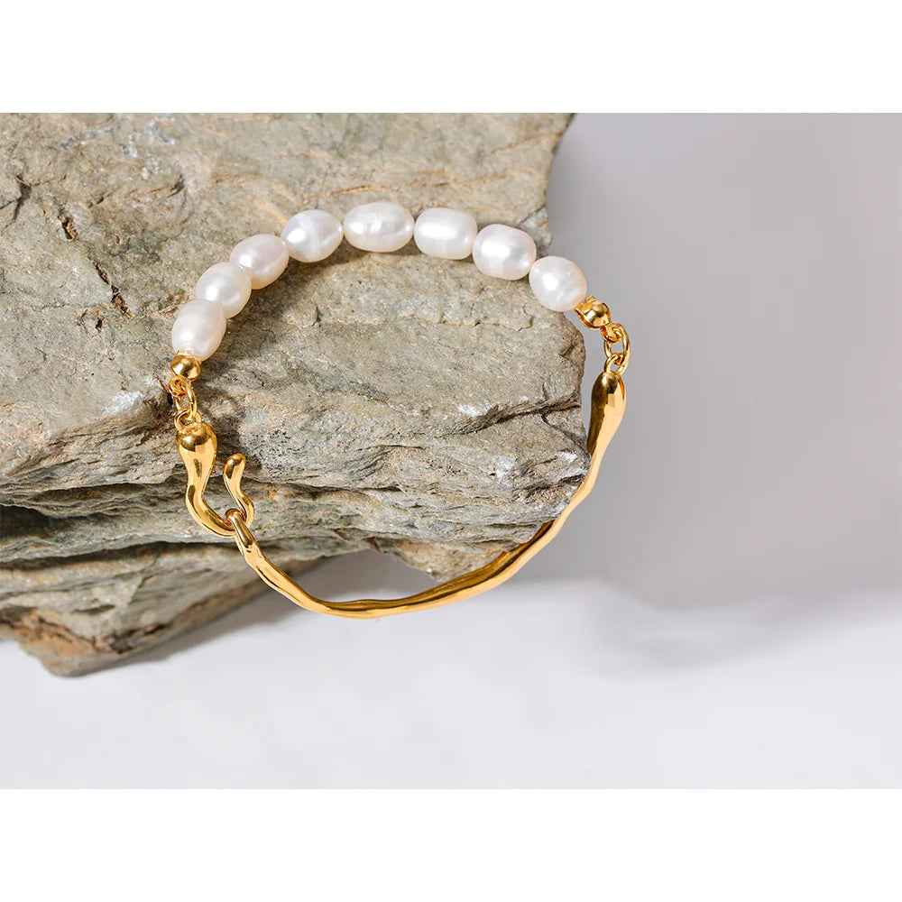 Freshwater pearl geometric bracelet in 18K gold-plated stainless steel with freshwater pearl.