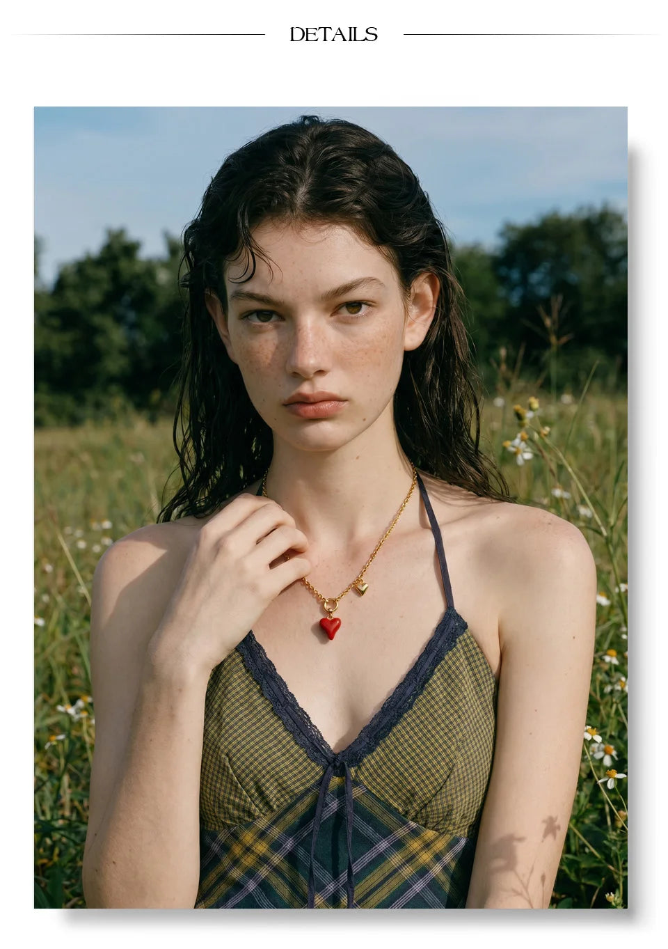 Enamel heart necklace in gold-plated stainless steel with enamel.