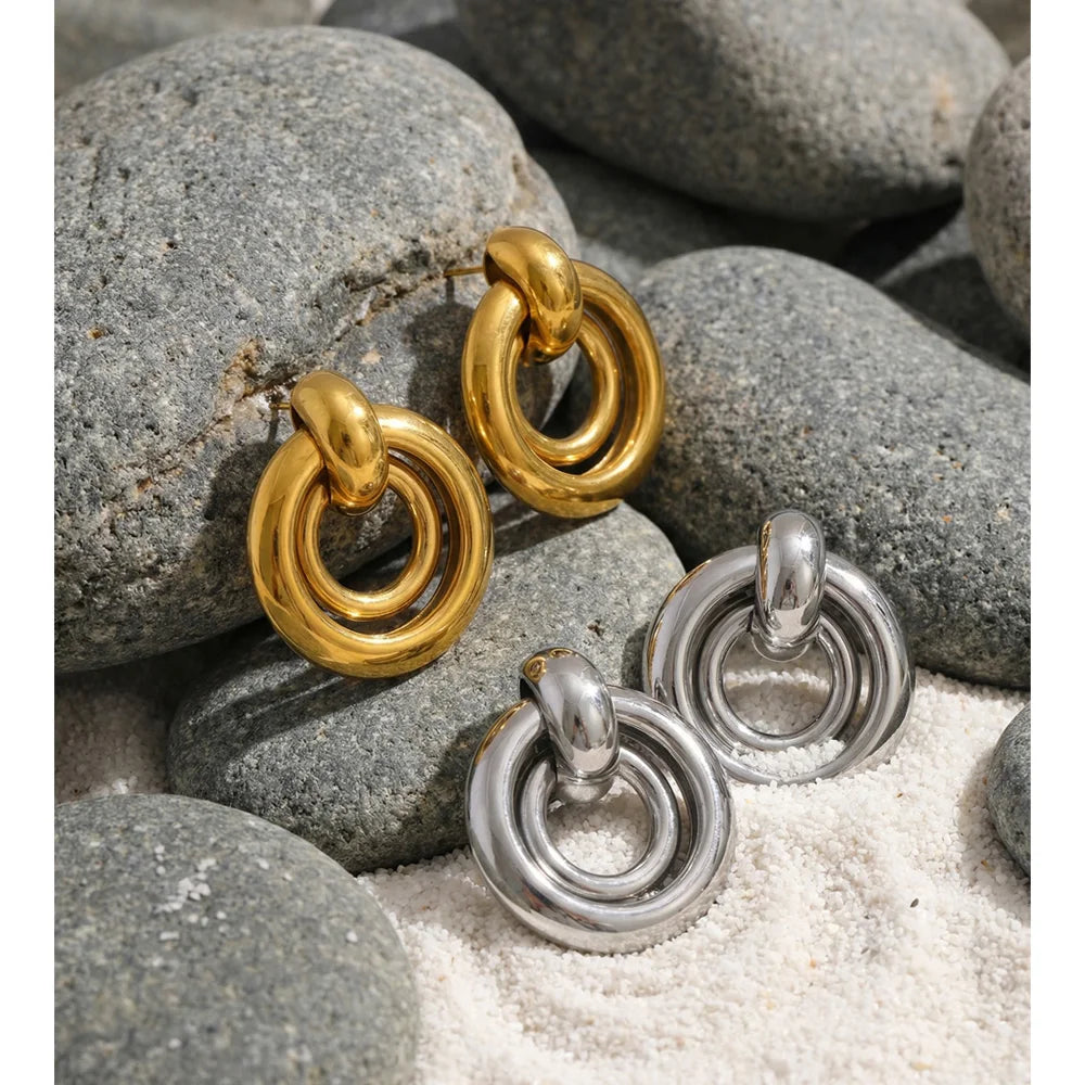 Geometric earrings in gold-plated stainless steel.