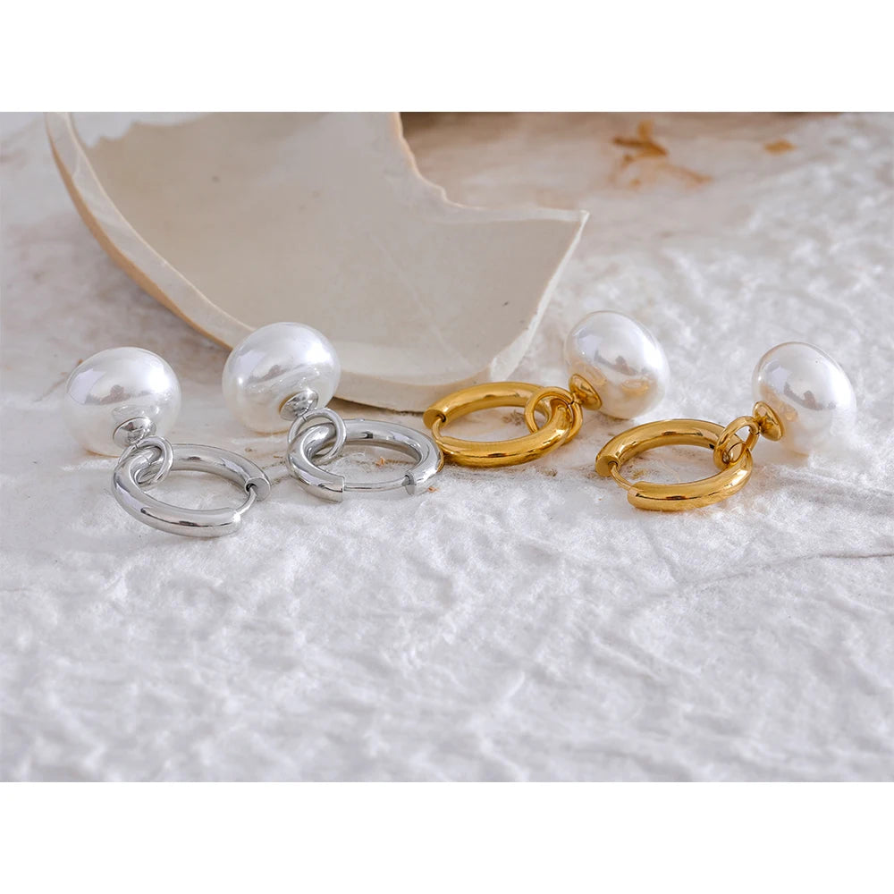 Pearl geometric earrings in gold-plated stainless steel with pearl.
