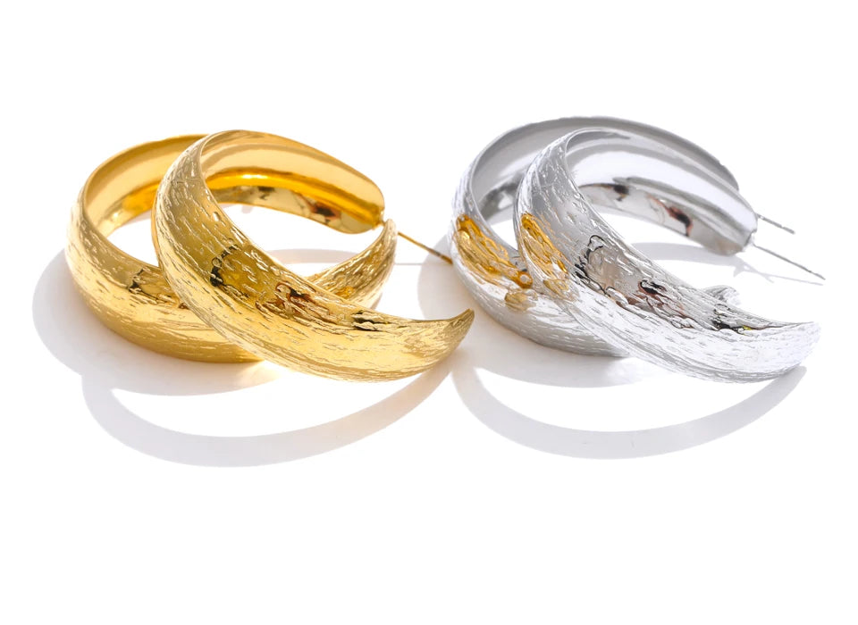 Geometric earrings in gold-plated stainless steel.