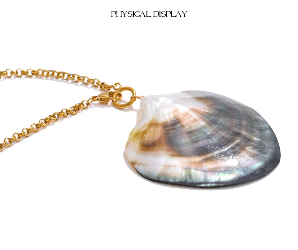 Pearl shell geometric necklace in gold-plated stainless steel with pearl and shell.