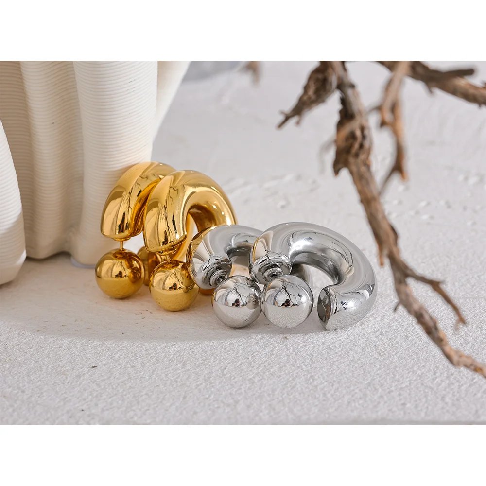 Geometric earrings in gold-plated stainless steel.
