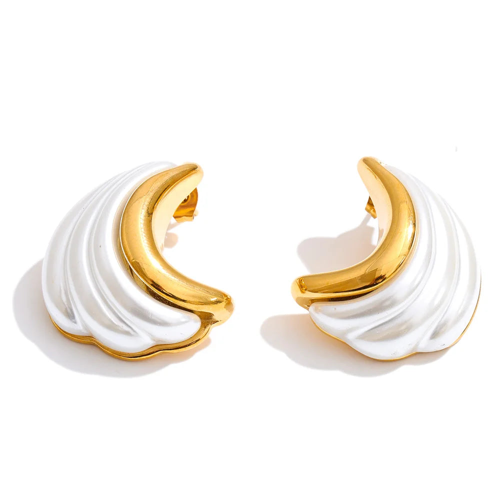 Pearl geometric earrings in gold-plated stainless steel with pearl.