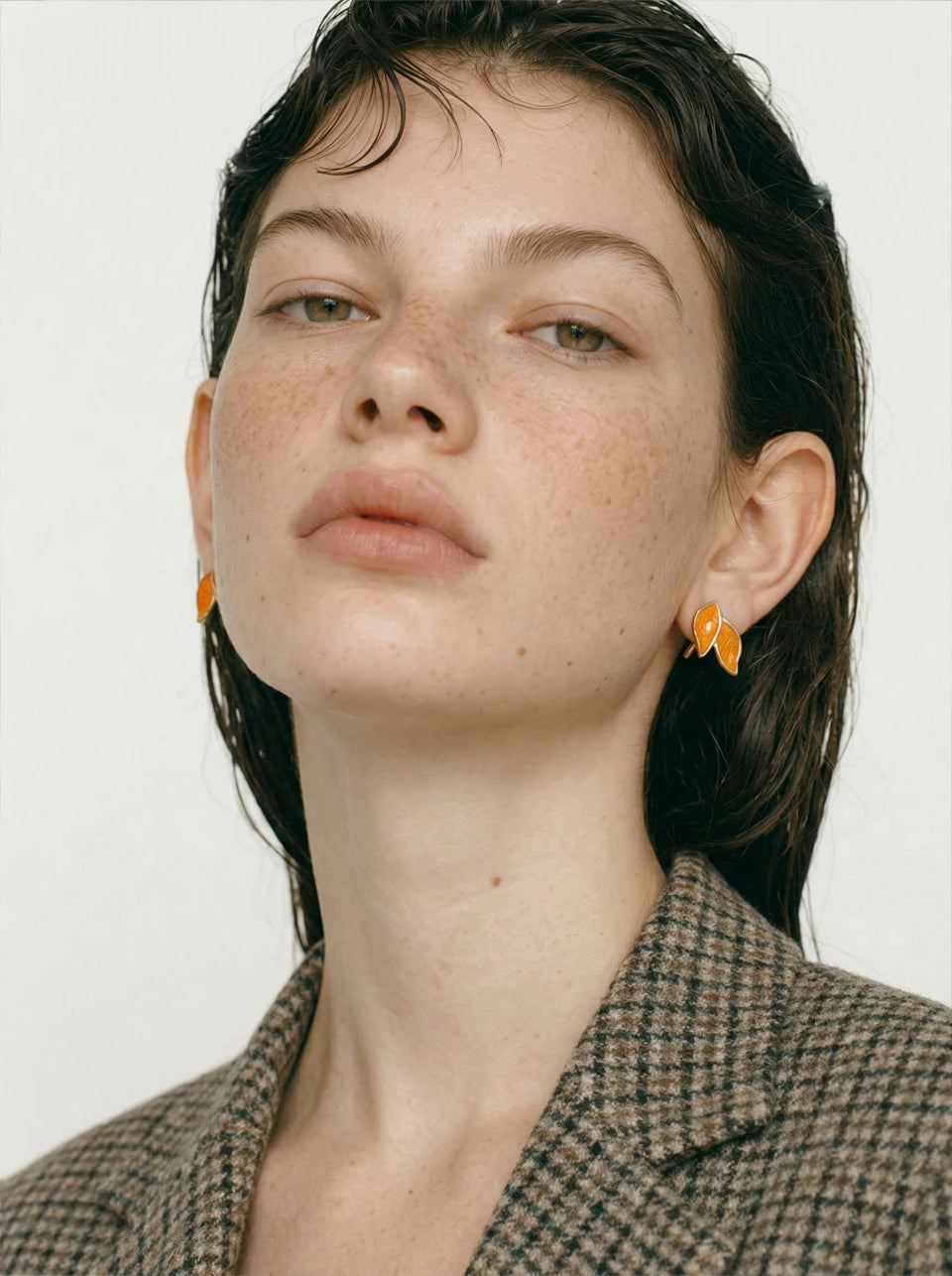 White enamel earrings in gold-plated stainless steel with enamel.