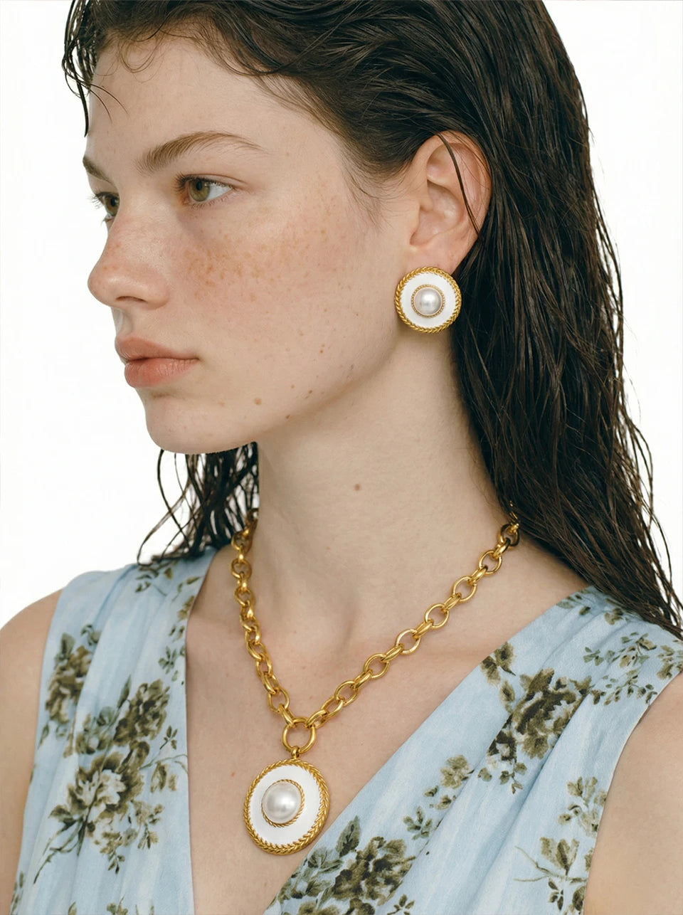 Pearl coin geometric earrings in gold-plated stainless steel with pearl.