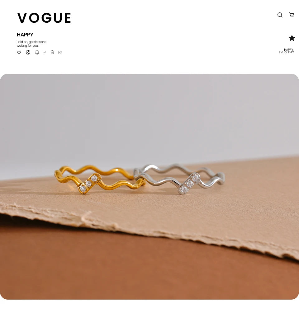 Cubic zirconia minimalist geometric ring in gold-plated stainless steel with cubic zirconia.