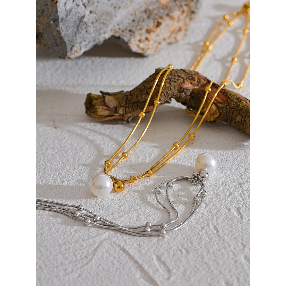 Pearl beaded geometric necklace in gold-plated stainless steel with pearl.