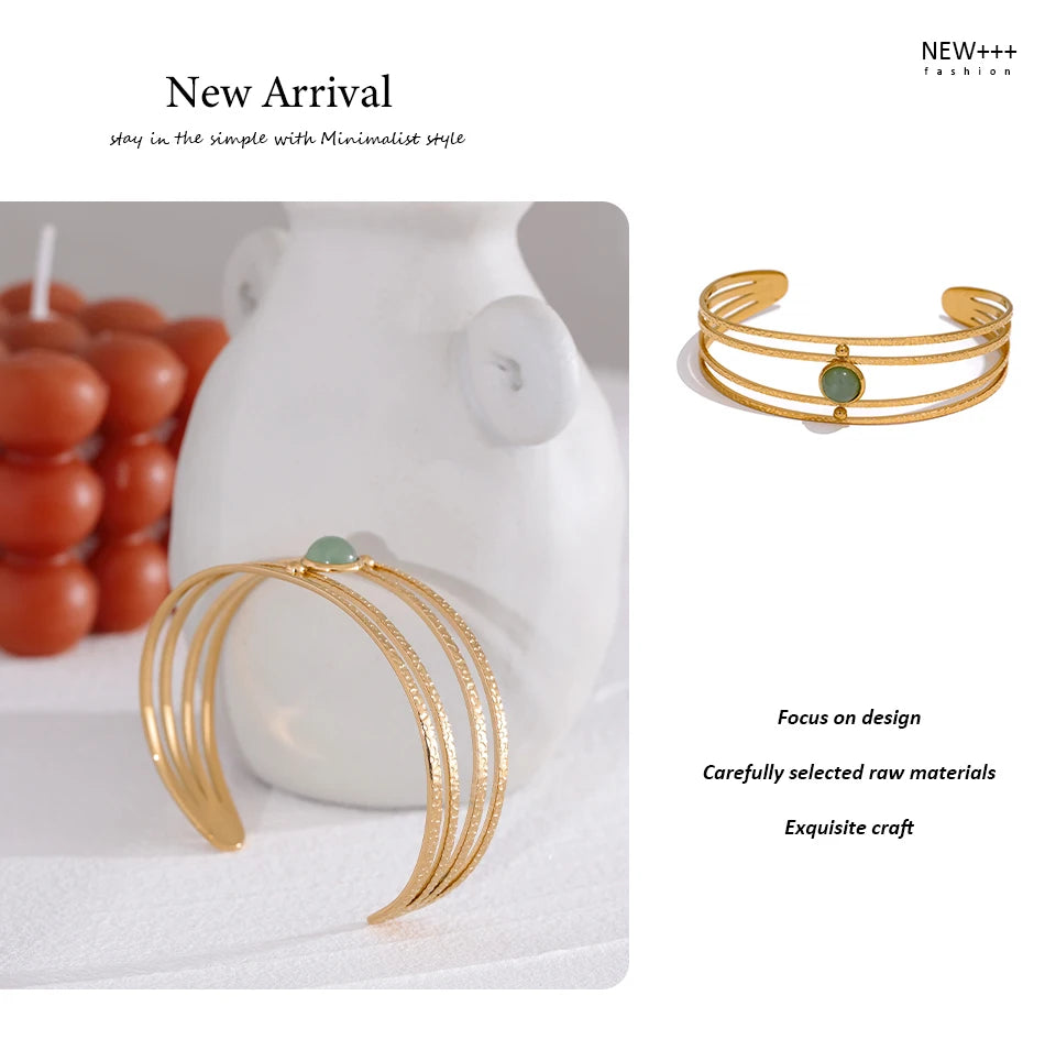Green natural stone boho bracelet in gold-plated stainless steel with natural stone.