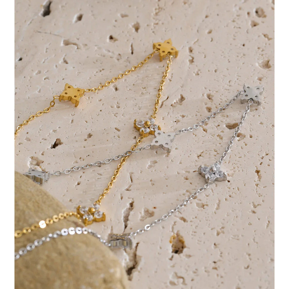 Cubic zirconia flower chain necklace in gold-plated stainless steel with cubic zirconia.
