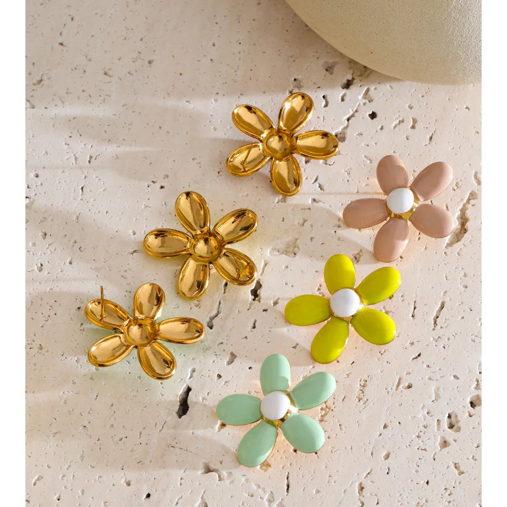 Green enamel flower earrings in gold-plated stainless steel with enamel.