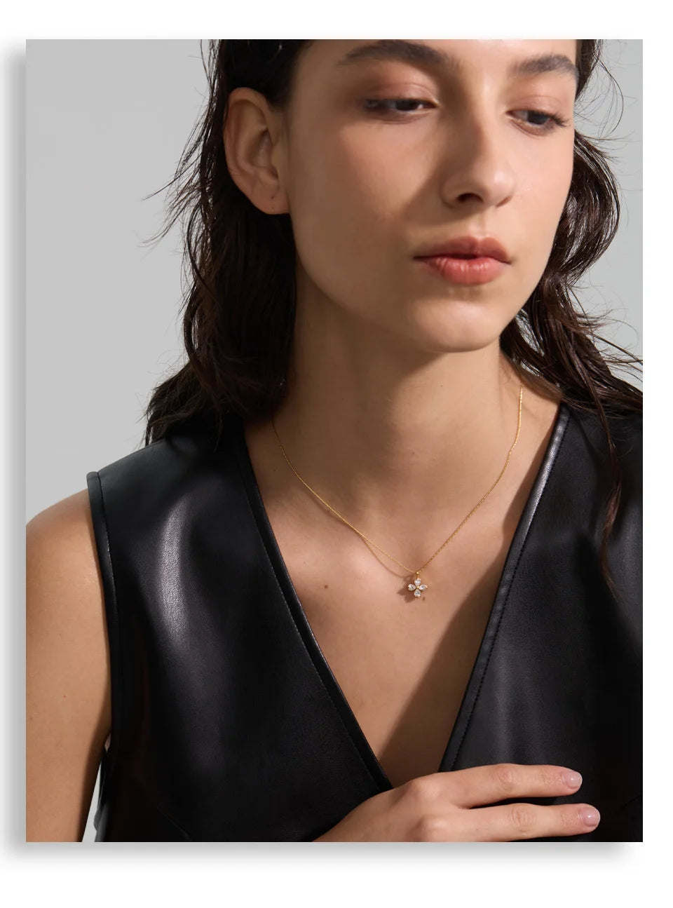 Cubic zirconia flower necklace in gold-plated stainless steel with cubic zirconia.