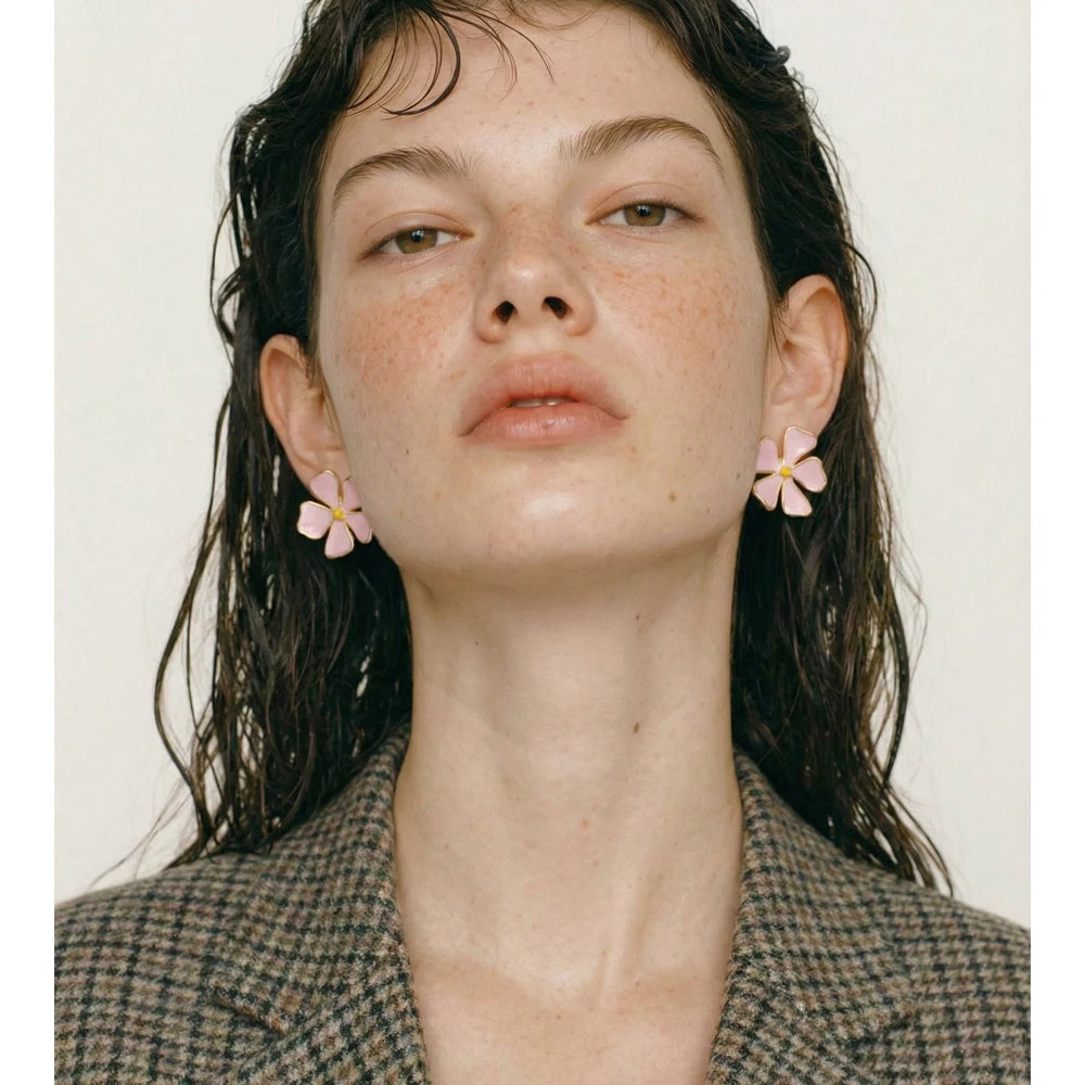 Flower earrings in gold-plated stainless steel.
