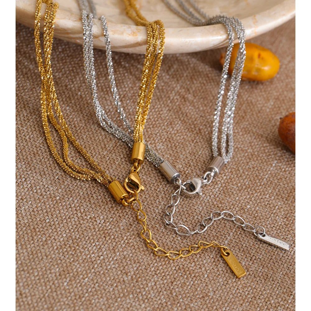 Pearl geometric chain necklace in gold-plated stainless steel with pearl.