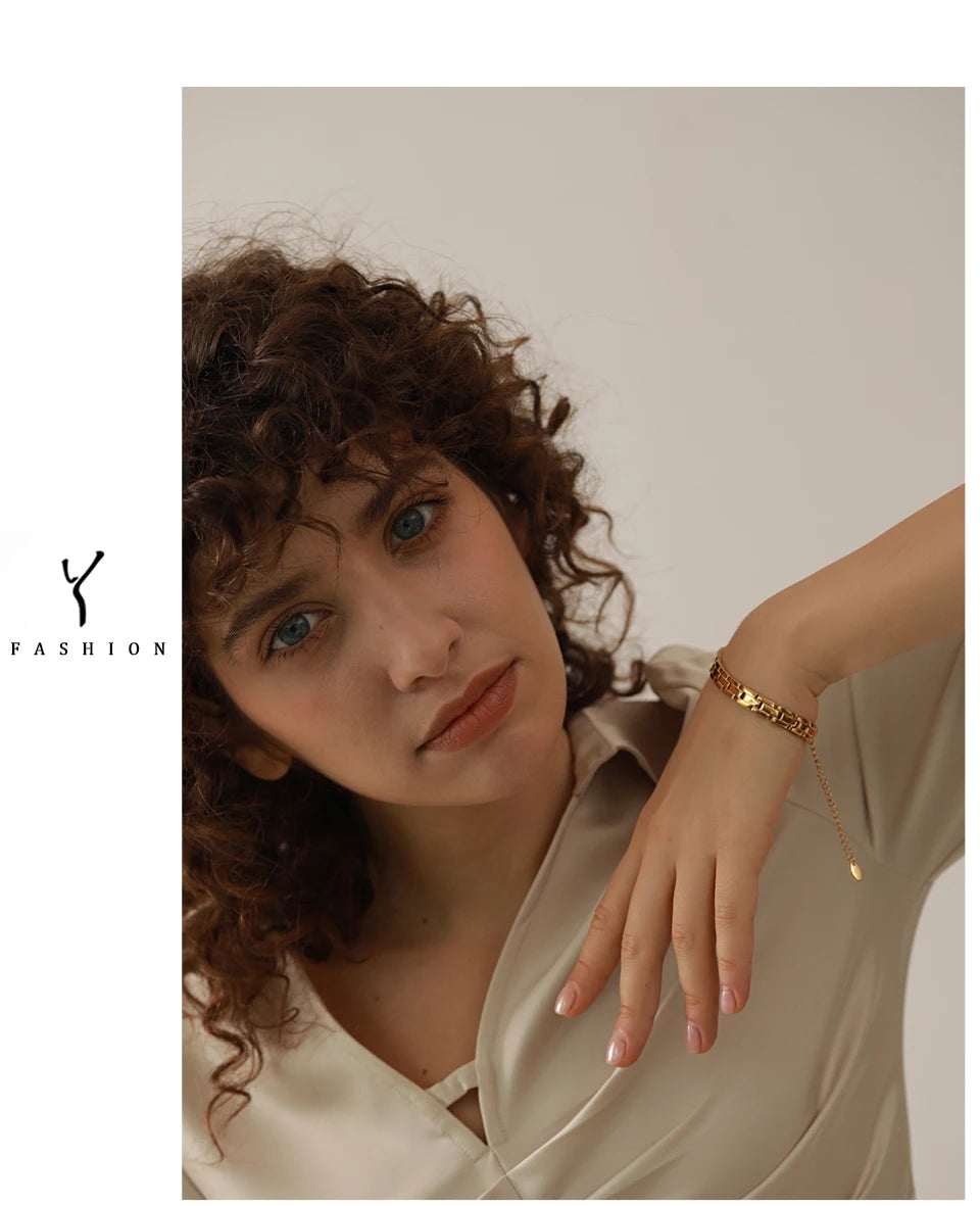 Geometric chain necklace in gold-plated 316L stainless steel.