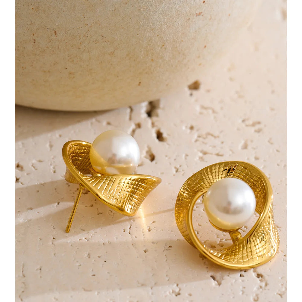 Pearl geometric earrings in gold-plated stainless steel with pearl.