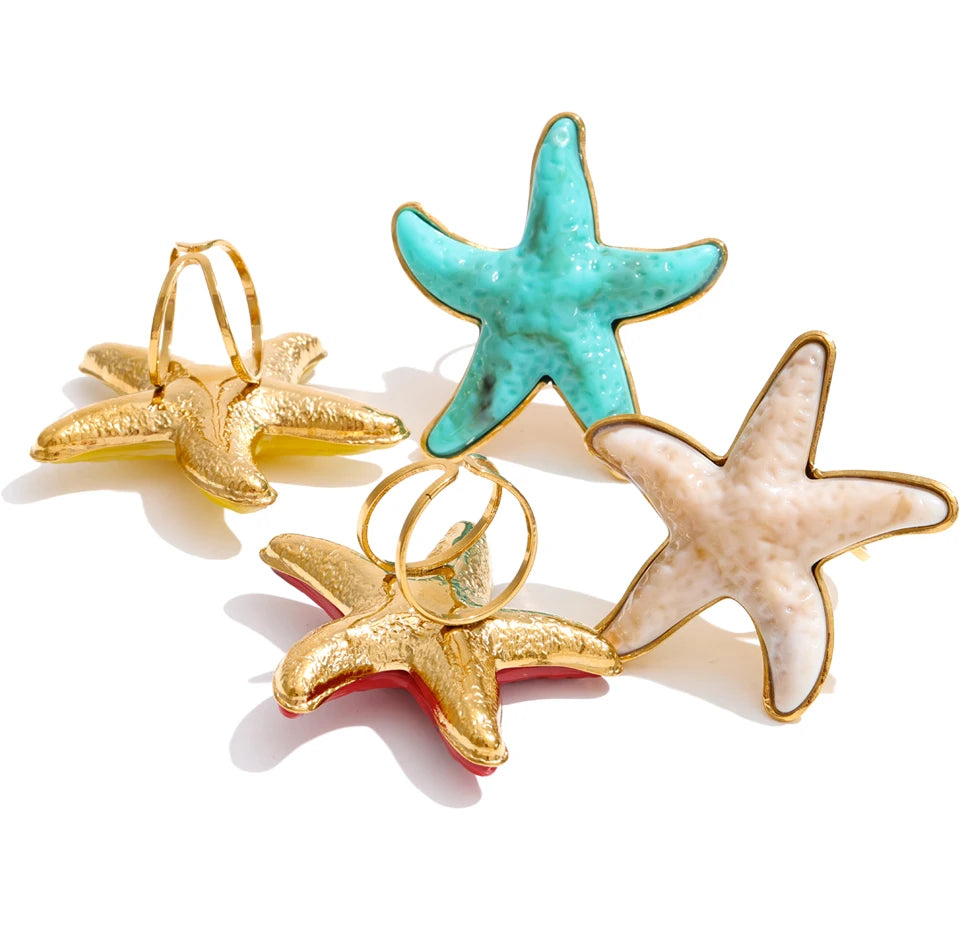 Resin acrylic star ring in 18K gold-plated stainless steel with resin and acrylic.