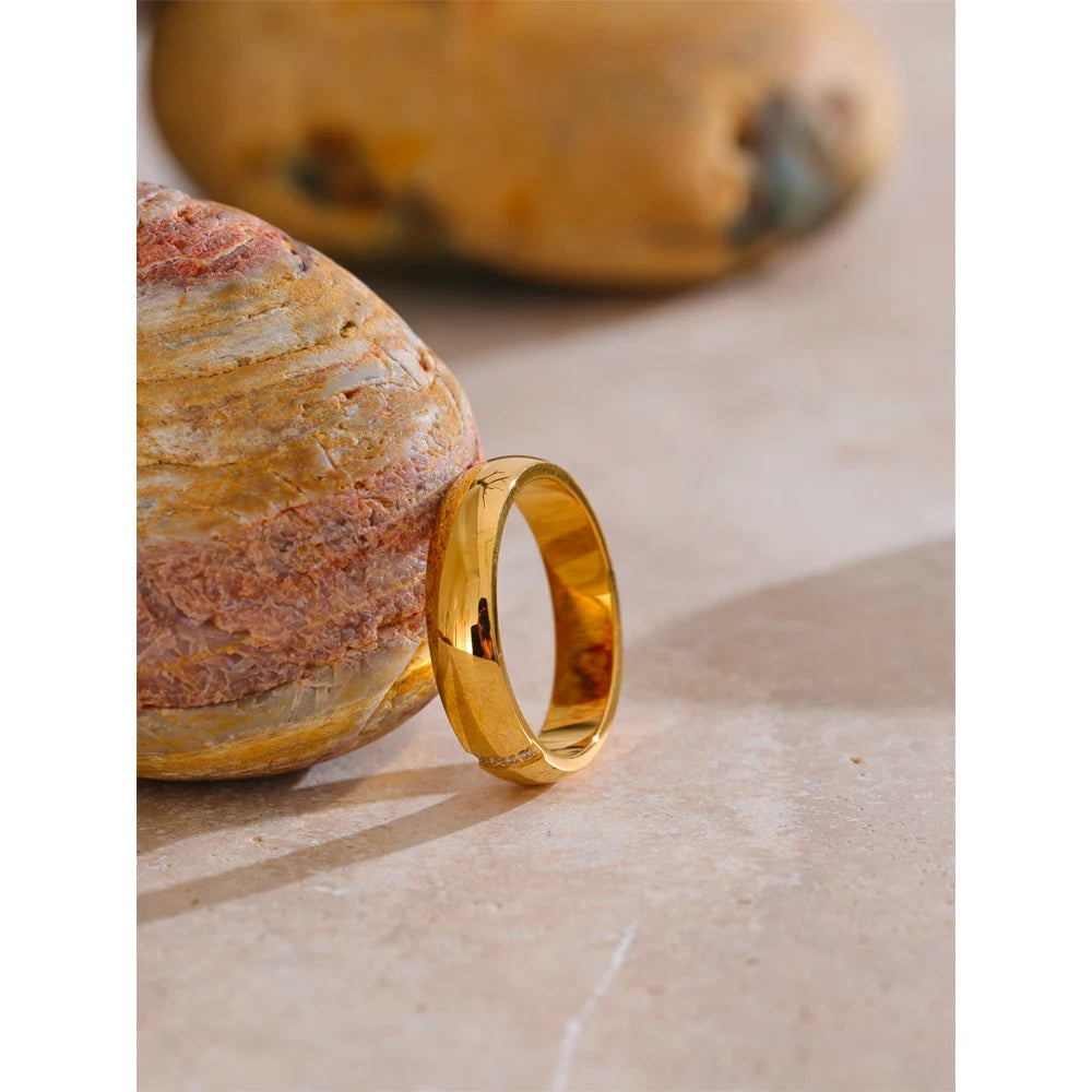 Cubic zirconia geometric ring in 18K gold-plated stainless steel with cubic zirconia.