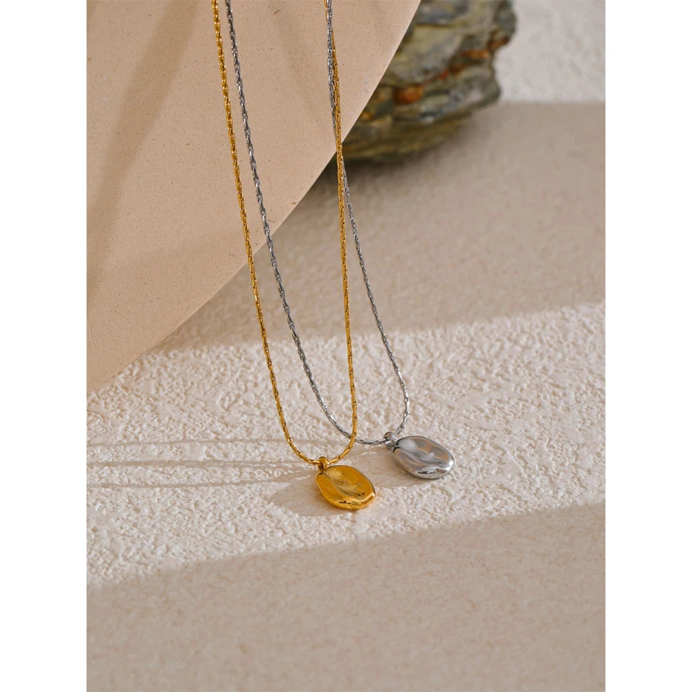 Hammered minimalist geometric necklace in gold-plated stainless steel.