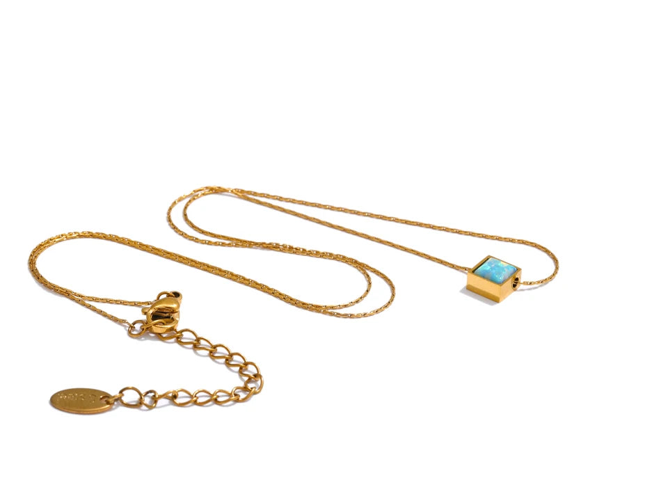 Natural stone geometric necklace in gold-plated stainless steel with natural stone.