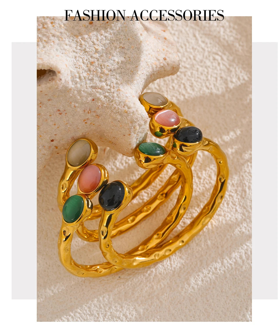 Natural stone geometric bracelet in gold-plated stainless steel with natural stone.