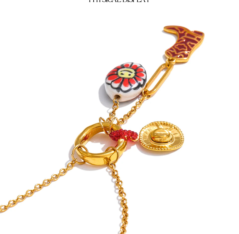 Flower geometric necklace in gold-plated stainless steel.