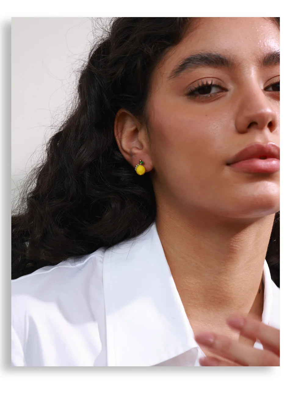 Cubic zirconia resin geometric earrings in gold-plated stainless steel with cubic zirconia and resin.