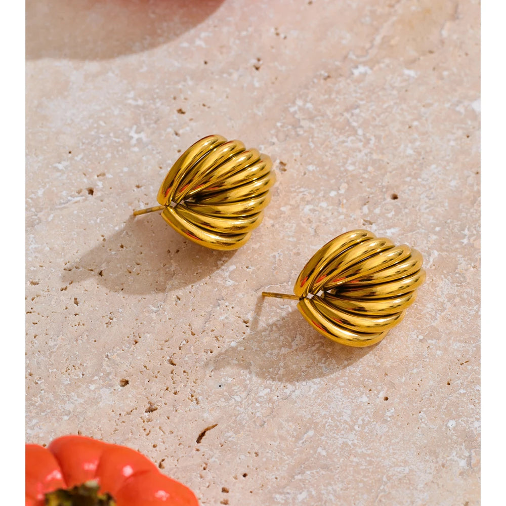 Geometric earrings in gold-plated stainless steel.