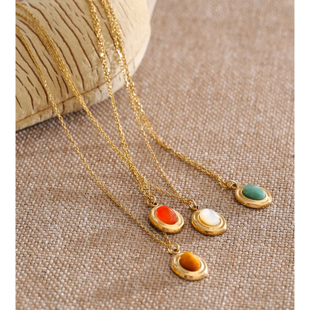 Natural stone geometric necklace in gold-plated stainless steel with natural stone.