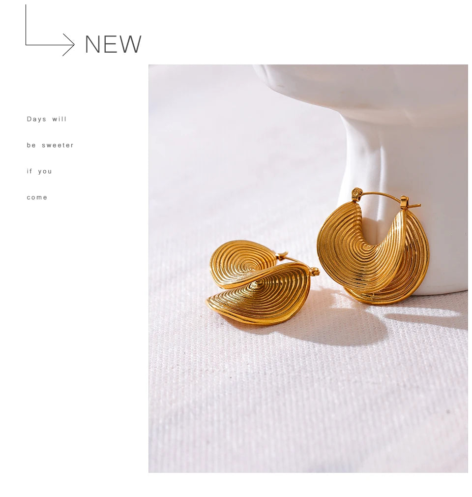 Geometric earrings in gold-plated stainless steel.