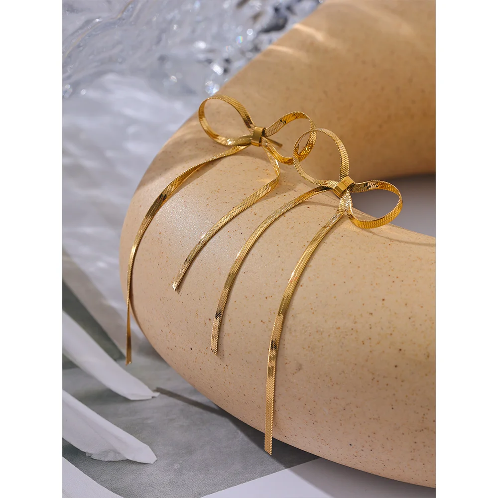 Bow chain earrings in gold-plated stainless steel.
