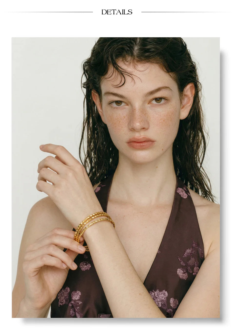 Geometric bracelet in gold-plated stainless steel.