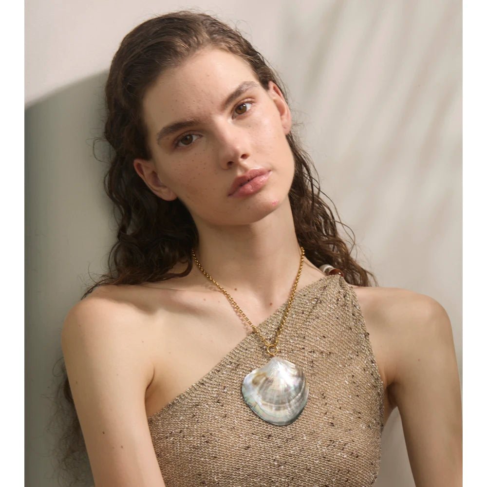 Pearl shell geometric necklace in gold-plated stainless steel with pearl and shell.