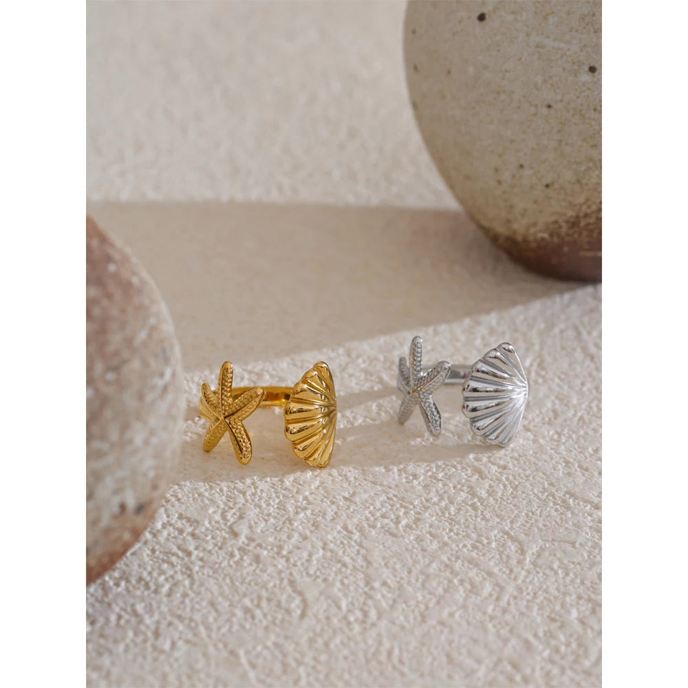 Shell star geometric ring in gold-plated stainless steel with shell.