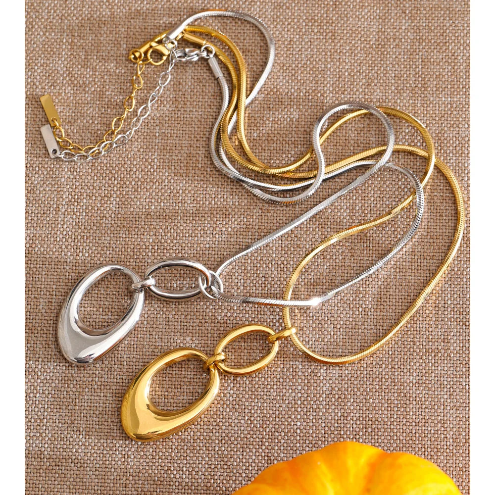 Geometric necklace in gold-plated stainless steel.