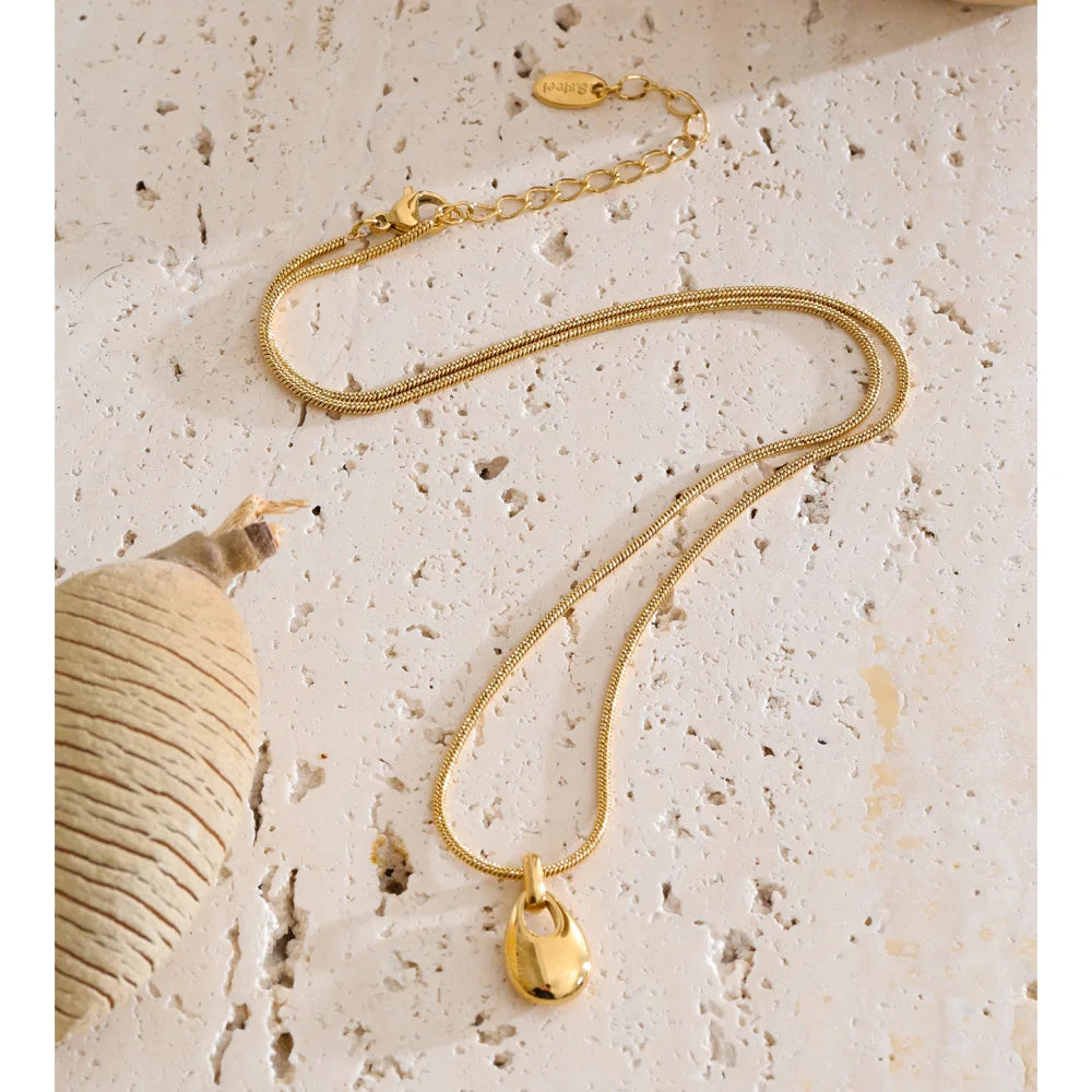 Geometric necklace in gold-plated stainless steel.