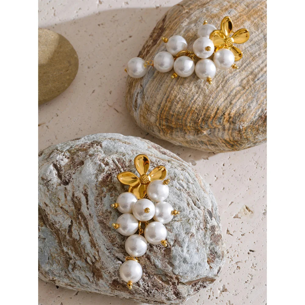 Pearl beaded geometric earrings in gold-plated stainless steel with pearl.