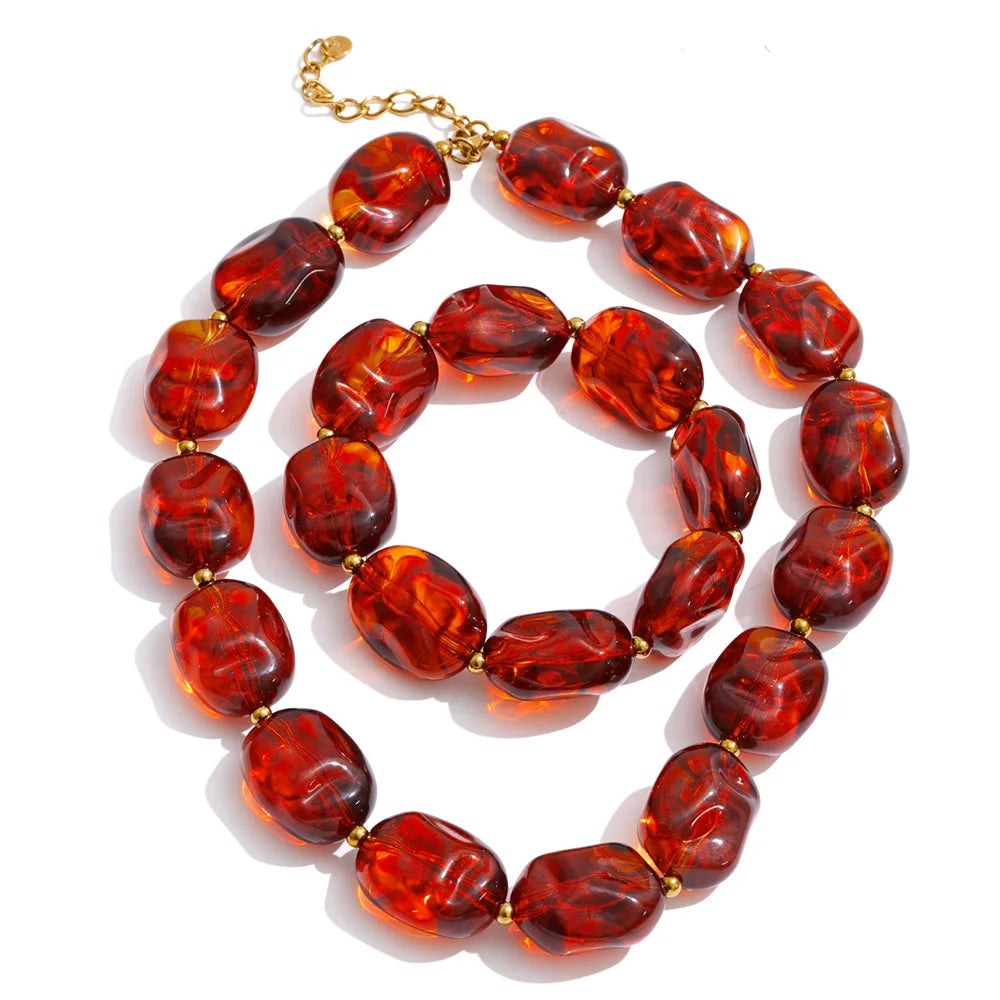 Amber resin acrylic necklace in gold-plated stainless steel with resin and acrylic.