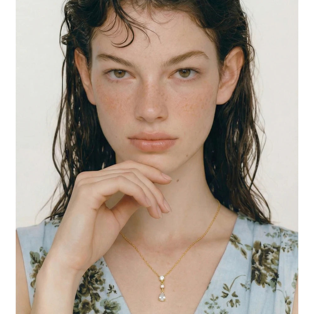 Cubic zirconia geometric necklace in gold-plated stainless steel with cubic zirconia.