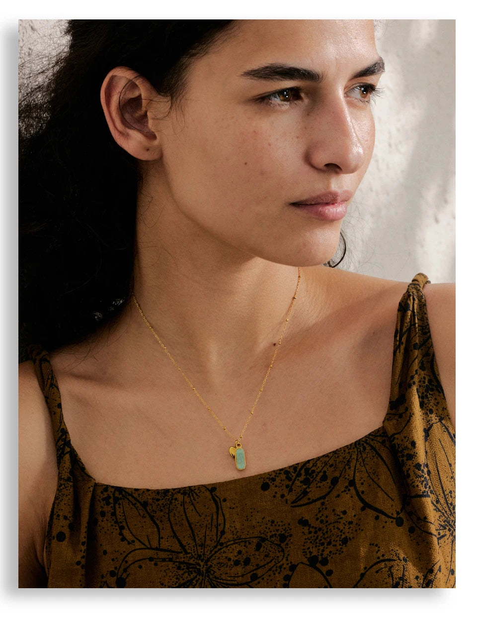 Natural stone heart geometric necklace in gold-plated stainless steel with natural stone.