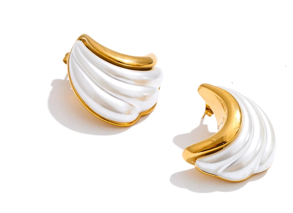 Pearl geometric earrings in gold-plated stainless steel with pearl.