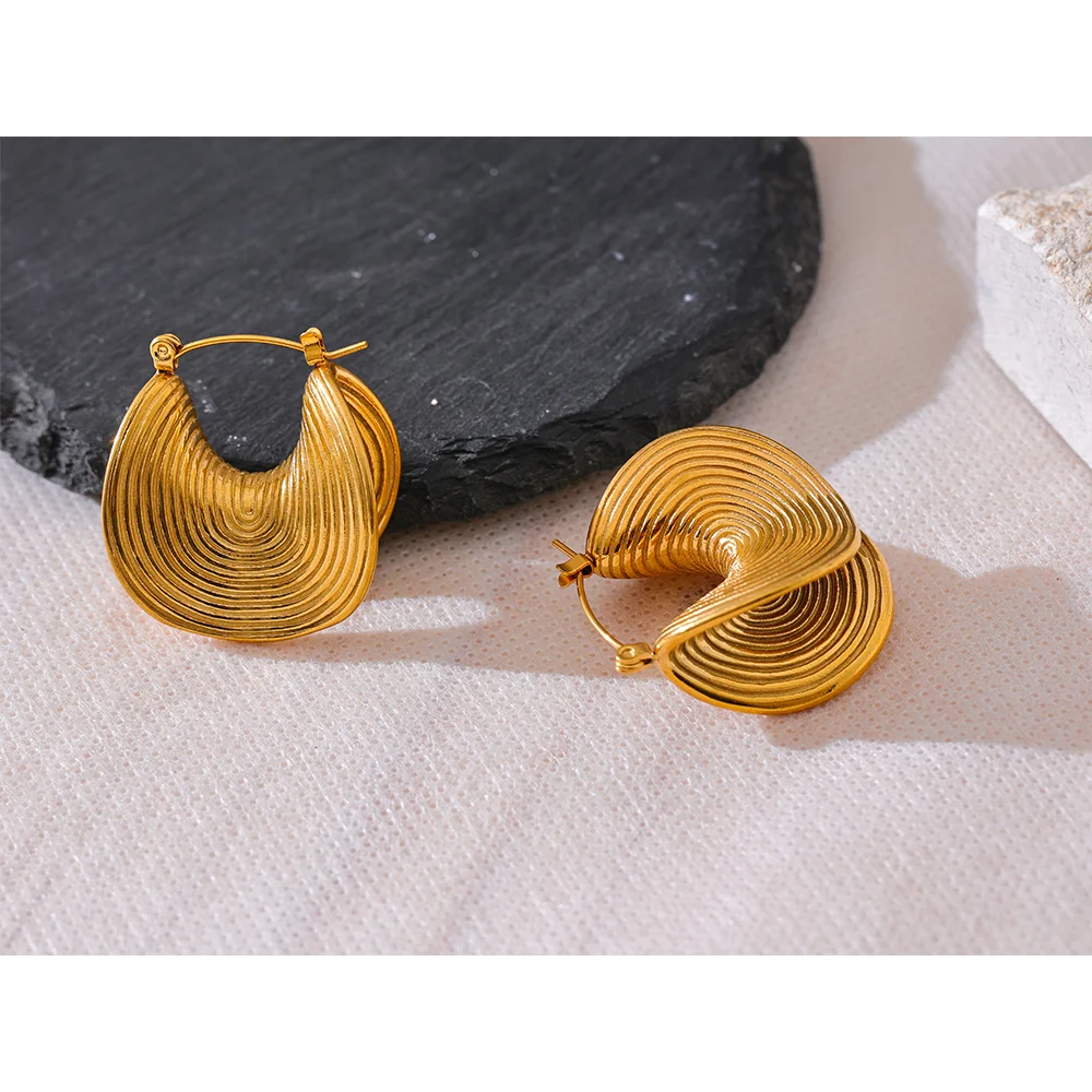 Geometric earrings in gold-plated stainless steel.
