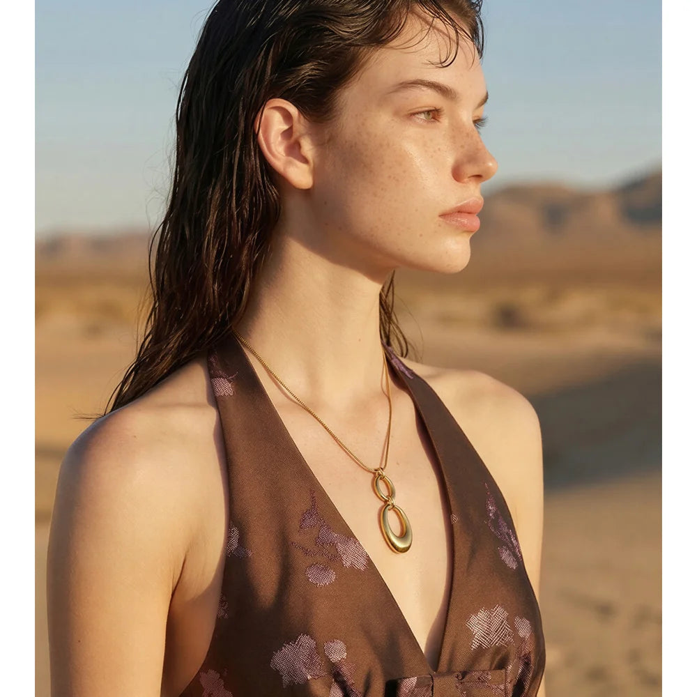 Geometric necklace in gold-plated stainless steel.