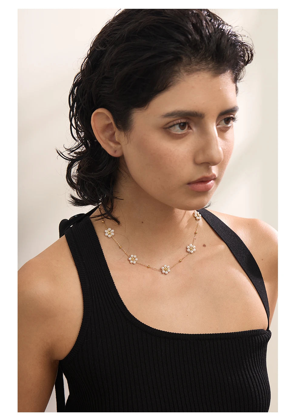 Pearl flower beaded necklace in gold-plated stainless steel with pearl.
