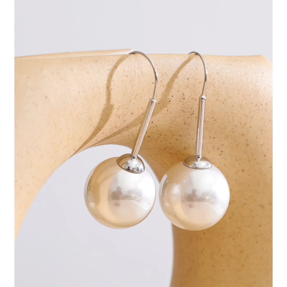 Pearl geometric earrings in gold-plated stainless steel with pearl.
